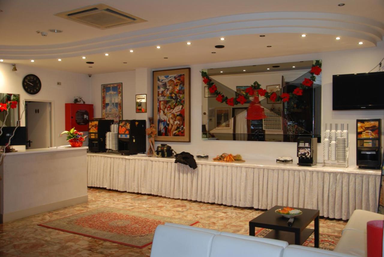 Hotel Granada Cattolica Buitenkant foto